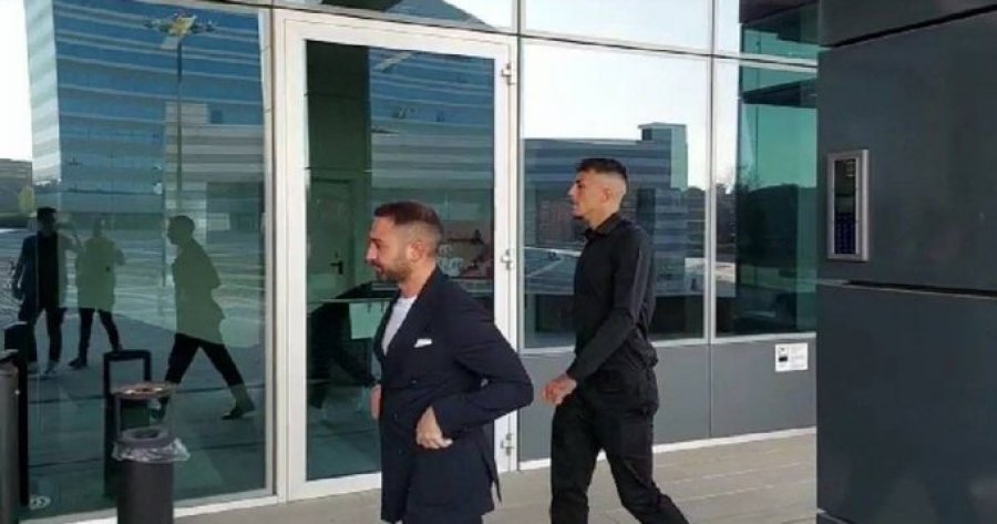 Milani mendon për të ardhmen, nënshkruan kontratën me sulmuesin 19-vjeçar