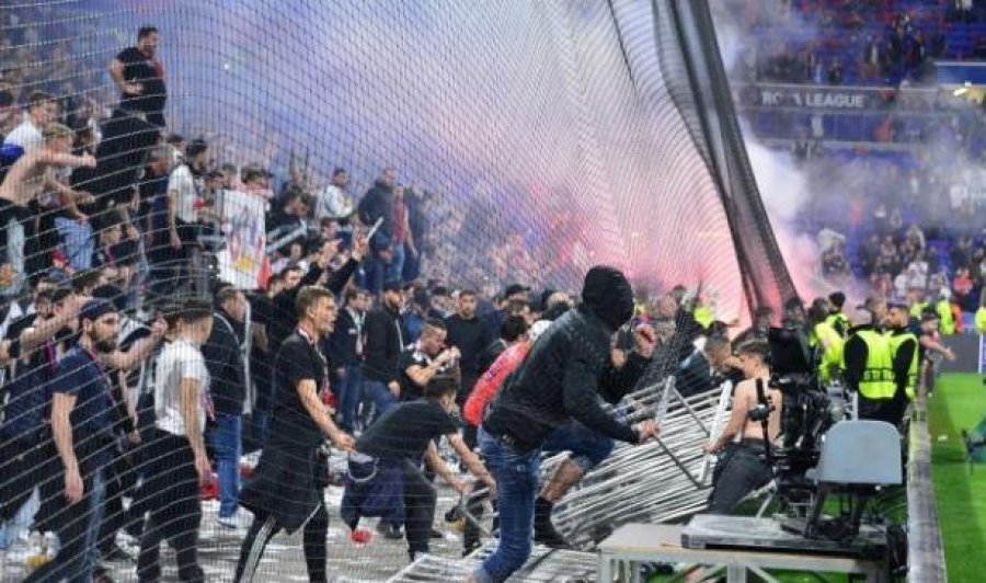 Kaos në tribuna, tifozët e Lyon nuk përmbahen pas eliminimit nga Europa League
