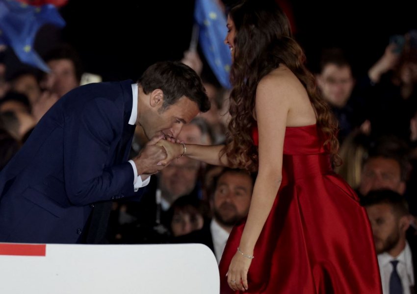 Kush është gruaja magjepsëse egjiptiane, dorën e së cilës puthi Macron mbrëmë