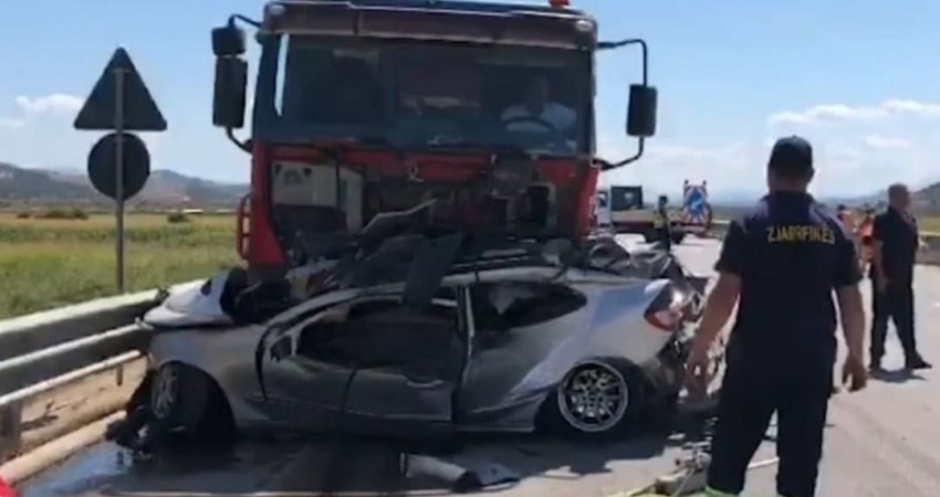 Kamioni përplaset me makinën në Shqipëri, dyshohet për dy viktima
