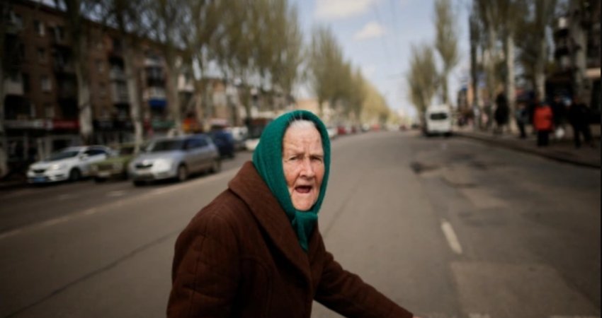 Foto që po qarkullon, gruaja e moshuar ukrainase ecë e vetme në qytetin e pushtuar nga Rusia