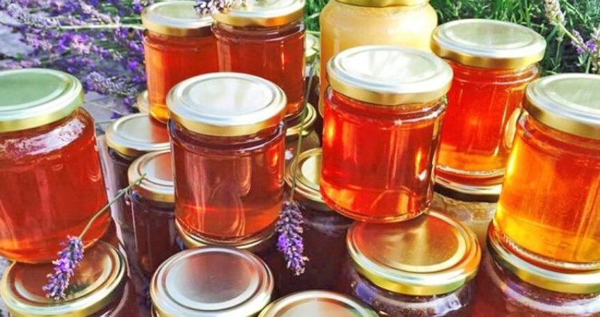Është shumë e lehtë: Truku si ta dalloni nëse mjalti është origjinal apo i manipuluar