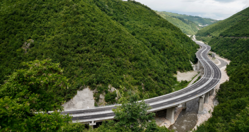 Maqedonia e Veriut lëviz për ndërtimin e autostradës Shkup – Prishtinë, hap tenderin afro 200 milionësh
