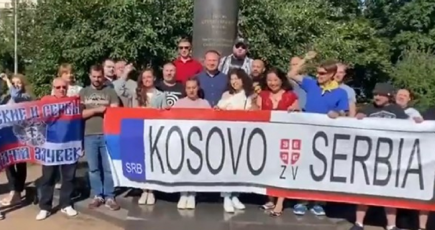 Me pankartën e targave ilegale, në Rusi brohorasin 'Kosova është zemra e Serbisë'