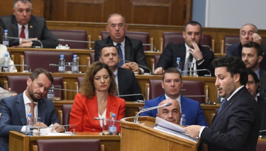 Seanca për rrëzimin e qeverisë, Abazoviç ofron ristrukturimin e saj! 9 deputetë nënshkruajnë iniciativën