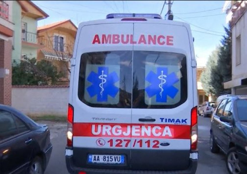 Hidhet nga kati i tretë i banesës, përfundon në spital 31-vjeçarja