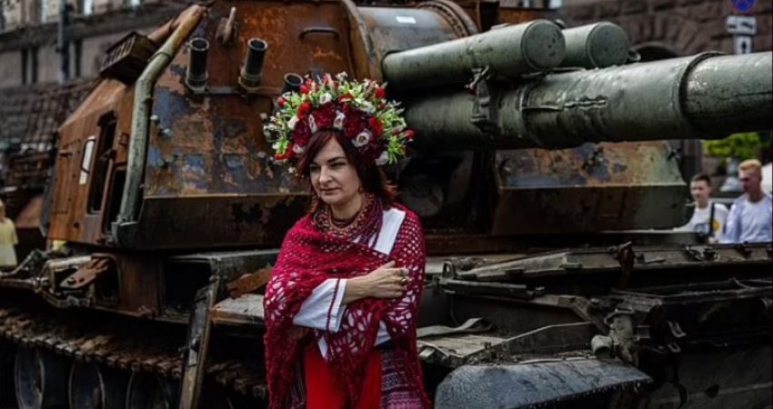 Rrugët e Kievit shndërrohen në muze, tanket e shkatërruara ruse ekspozohen