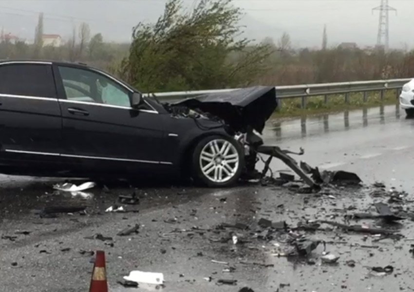 Aksident në Pogradec, plagosen dy persona mes tyre dhe një i mitur