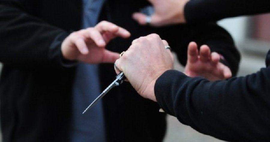 ‘Plagosën me thikë 26 vjeçarin gjatë sherrit në lokal’, arrestohen 3 vëllezërit në Pogradec
