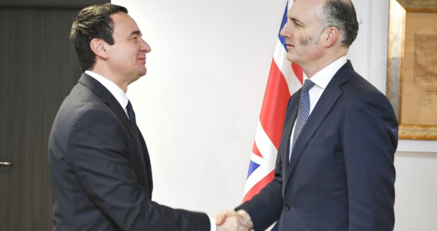 Kurti takohet me ministrin për Evropë të Mbretërisë së Bashkuar