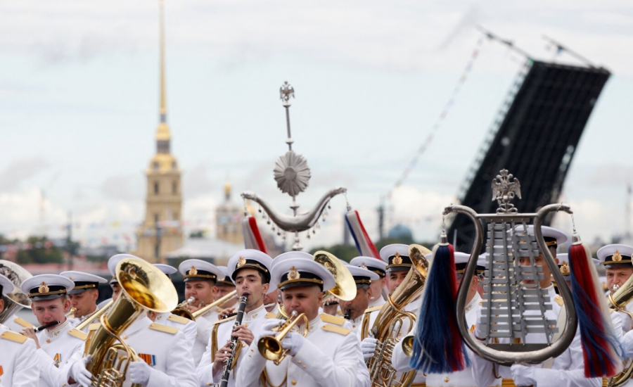 Rusia çon muzikantë në front të luftës për t’ua ngritur ushtarëve moralin