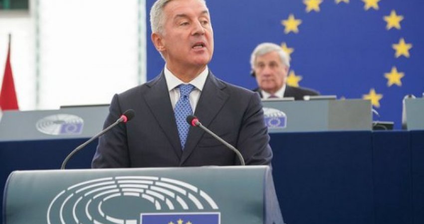 Gjukanoviq: Ndërmjetësuesit e BE-së të zgjidhin krizën politike në Mal të Zi