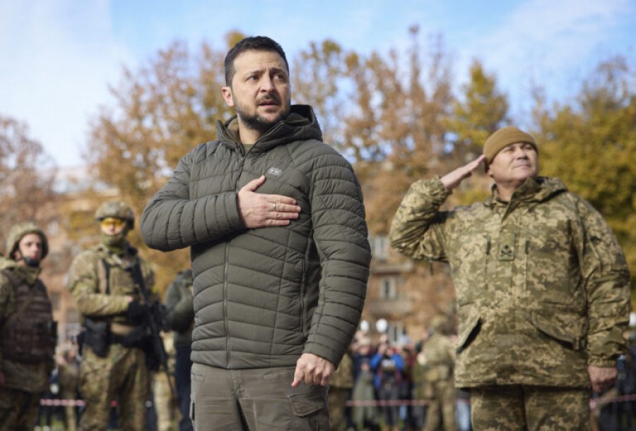 'Është për vëllezërit tanë në SHBA': Zelensky i sjell Bidenit një dhuratë të veçantë nga ushtarët ukrainas