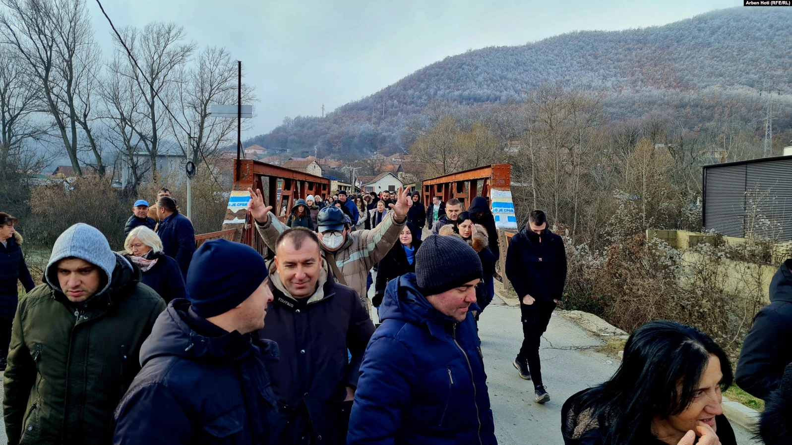VIDEO/ Serbët mblidhen në protestë në fshatin Rudare, në Mitrovicën e Veriut