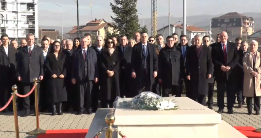 Abdixhiku bën homazhe te varri i Rugovës, aty jep edhe një deklaratë