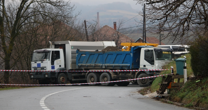 Kosova, ende në pritje të KFOR-it për heqjen e barrikadave