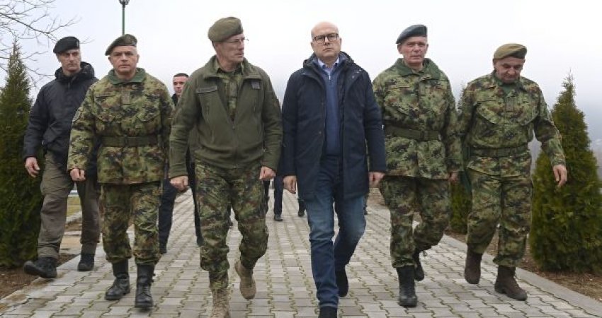 Pas shefit të shtabit të Ushtrisë, Vuçiq edhe ministrin e çon për 'shëtitje' në Rashkë