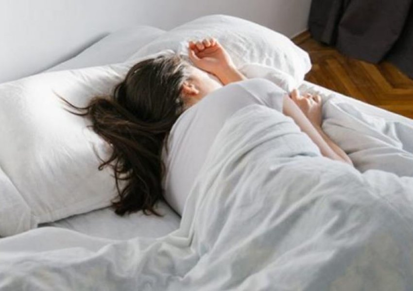 Si ndikon mungesa e gjumit në shëndetin dhe peshën tonë