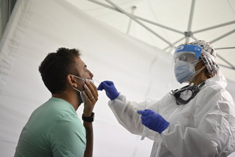 Pandemia/ Italia rikthen testet anti Covid në aeroporte për udhëtarët nga Kina