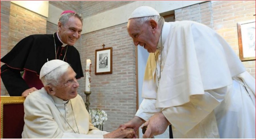 Paraardhësi i tij shumë i sëmurë, Papa Françesku: Lutuni për Benediktin XVI