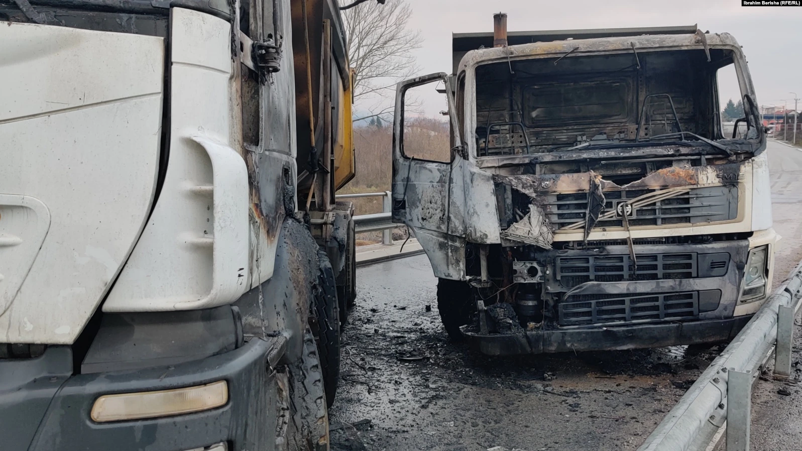 FOTO/ U vihet zjarri disa kamionëve-barrikadë në veri të Kosovës