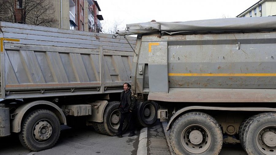 'Serbët e Kosovës fillojnë të çmontojnë barrikadat, ulin kokën para thirrjeve të BE dhe SHBA'