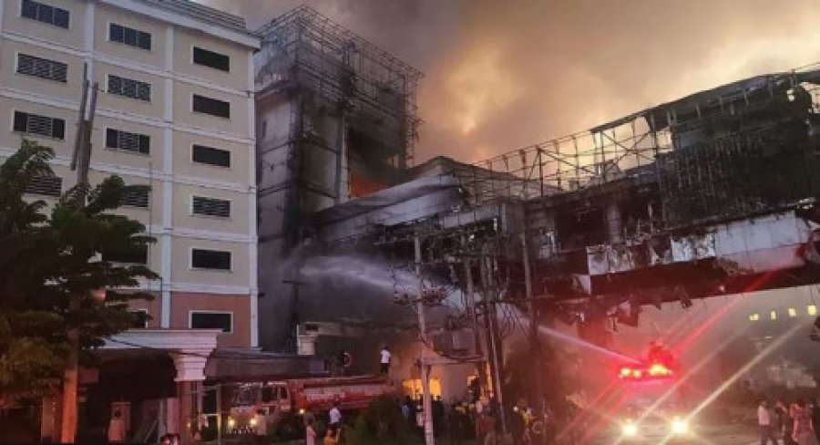 Zjarri përfshin hotelin, 10 të vdekur nga flakët! Njerëzit hidhen nga dritaret për të shpëtuar