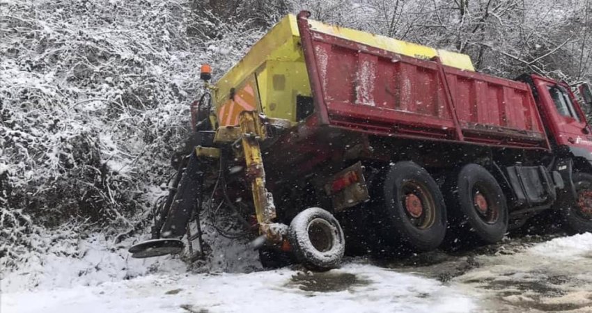 Aksidentohet edhe kamioni që pastron rrugët nga Rahoveci në Krushë të Madhe
