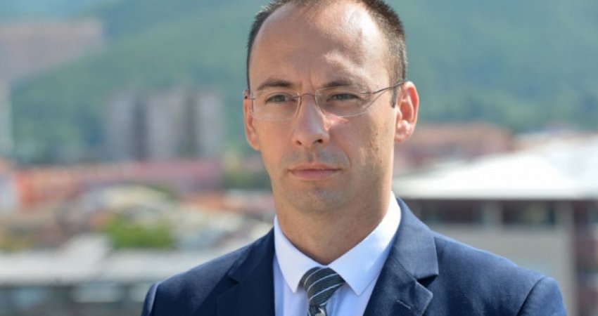 Simiç e quan diskriminues raportin ndaj medieve serbe në konferencën e Kurtit me Eskobar e Lajçak