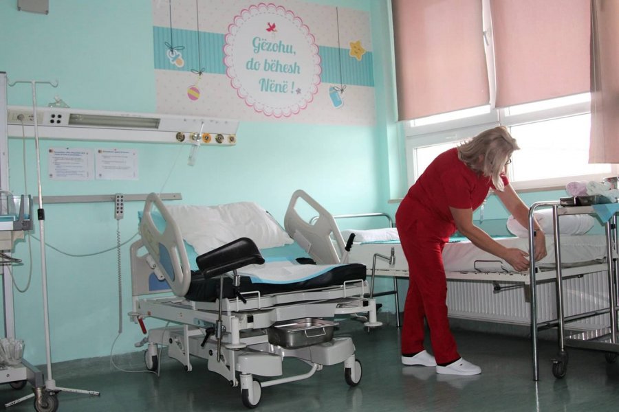 Kosovë, 13 gra shtatzanë me Covid shtruar në Klinikën e Gjinekologjisë