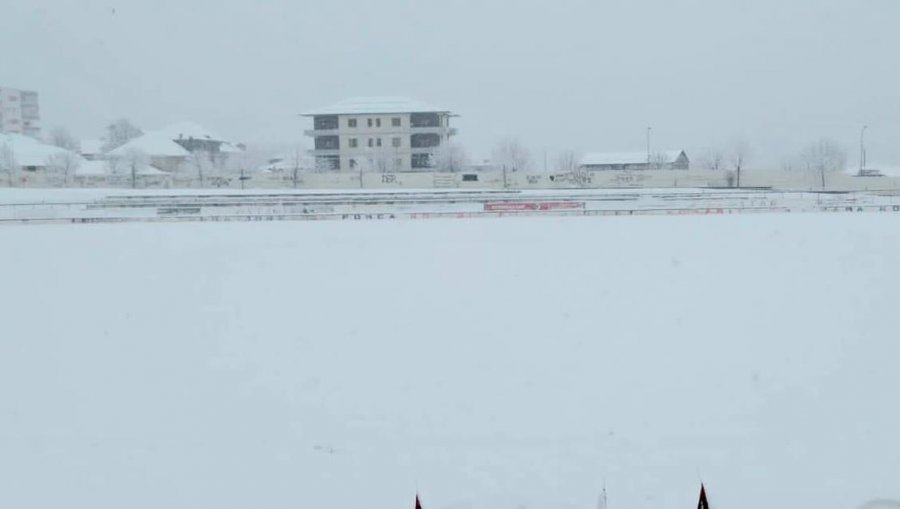 Stadiumi i mbuluar nga bora, shtyhet sërish ndeshja e futbollit në Shqipëri