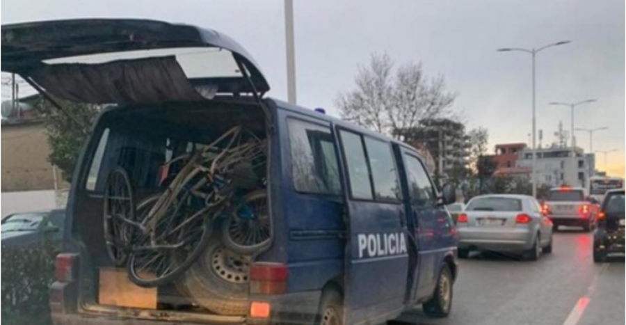 FOTO/ Makina e policisë lëviz me bagash të hapur të mbushur me biçikleta