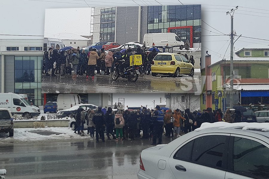 VIDEO/ As 200 mijë lekë në muaj: Rrobaqepëset e Bilishtit ngrihen në protestë nëpër dëborë