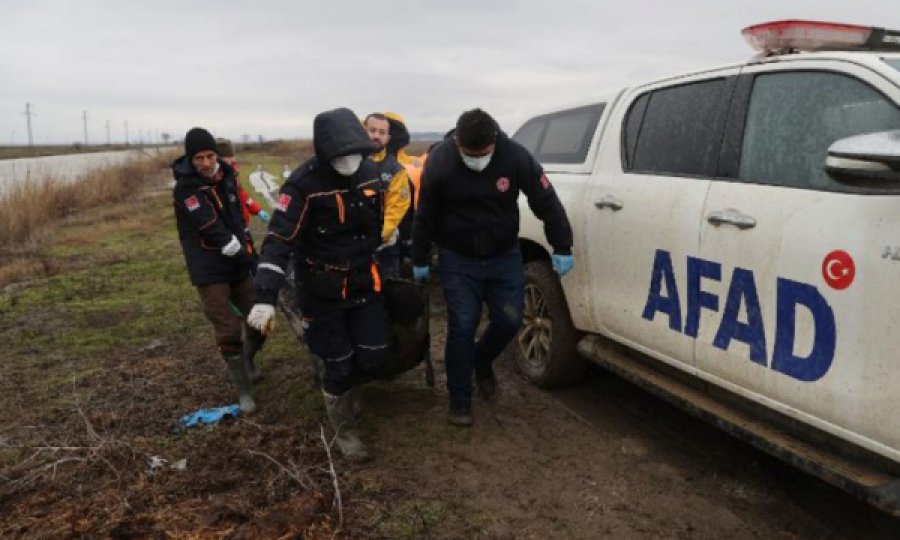 Vdekja e 12 emigrantëve në kufi nga i ftohti/ Greqia i përgjigjet Turqisë