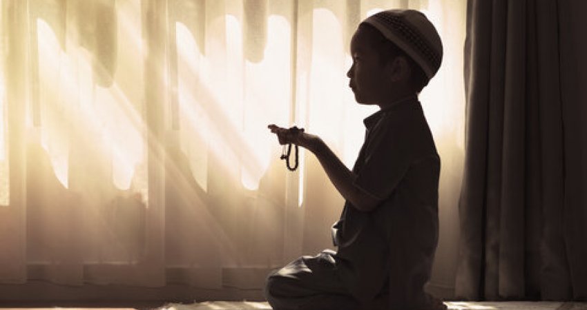Mësuesi ndaloi 12 vjeçarin mysliman të falej, i tha “kjo nuk është shkollë fetare”