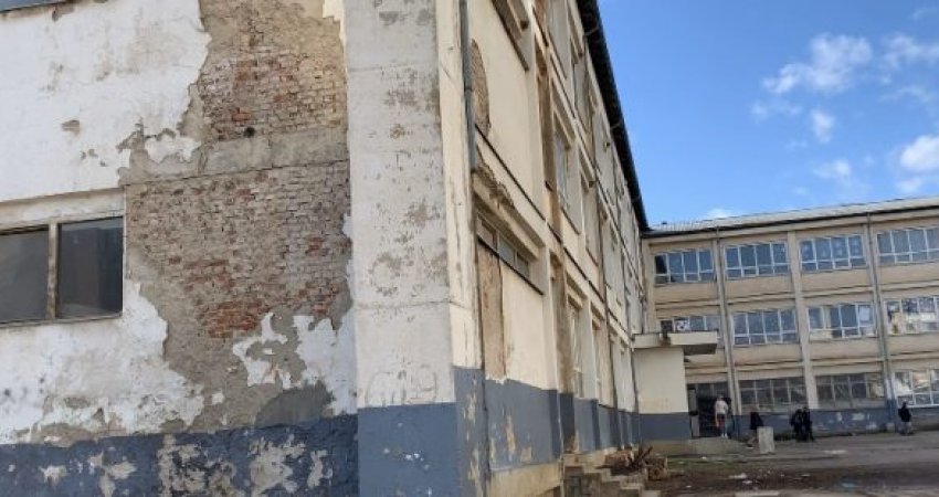 Nxënësit refuzojnë të kthehen në objektin e vjetër të shkollës 'Gjon Sereçi'