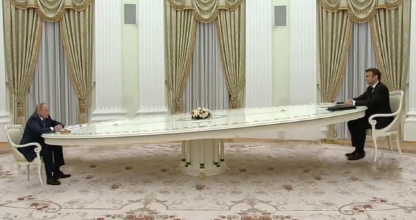 Fillon tallja me tavolinën ku Putini e uli Macronin në takim