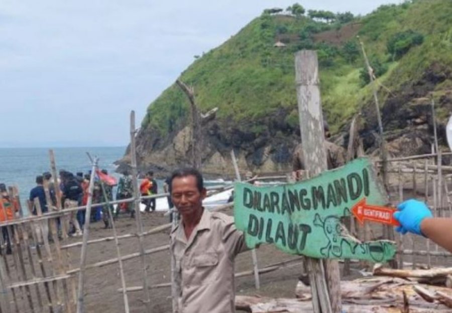 Po meditonin anës detit, i merr dallga humbin jetën 10 persona në Indonezi