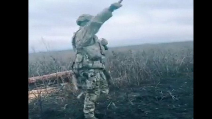 VIDEO virale/ Kërcimi në front i ushtarit ukrainas bën xhiron në rrjet