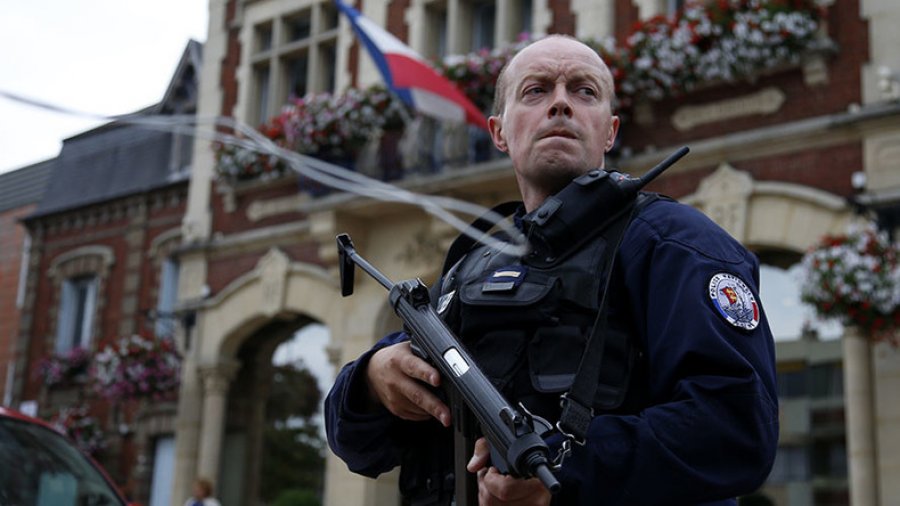 Paris, policia qëllon për vdekje njeriun që kërcënoi oficerët me thikë