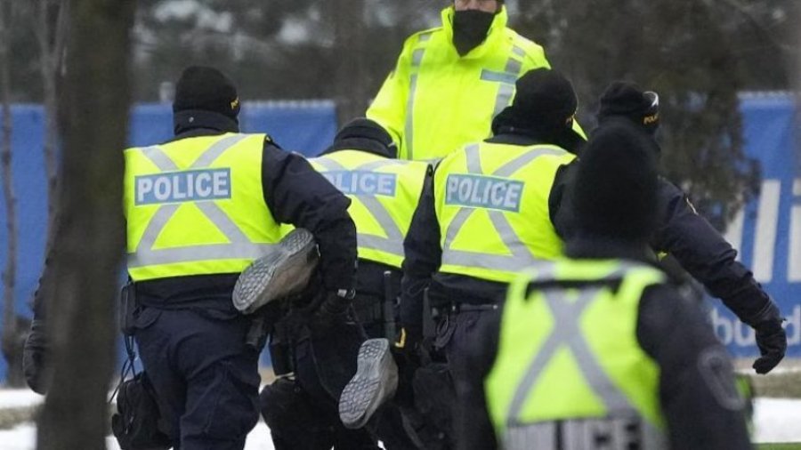 Hapet ura kyçe SHBA-Kanada/ Policia largon protestuesit kundër masave anticovid