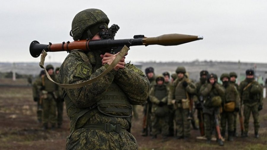 ‘Seksi i egër në dhomën ngjitur’, gazetari britanik ‘ankohet' se nuk po shkruan dot për konfliktin në Ukrainë