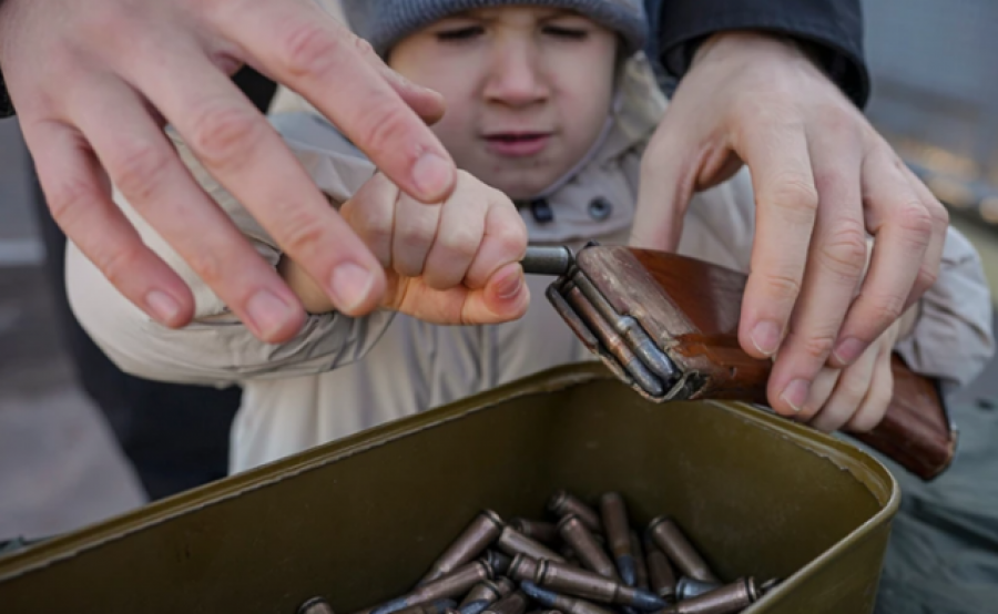 Fëmijë dhe të moshuar me armë në dorë, ushtarët ukrainas stërvitin civilët