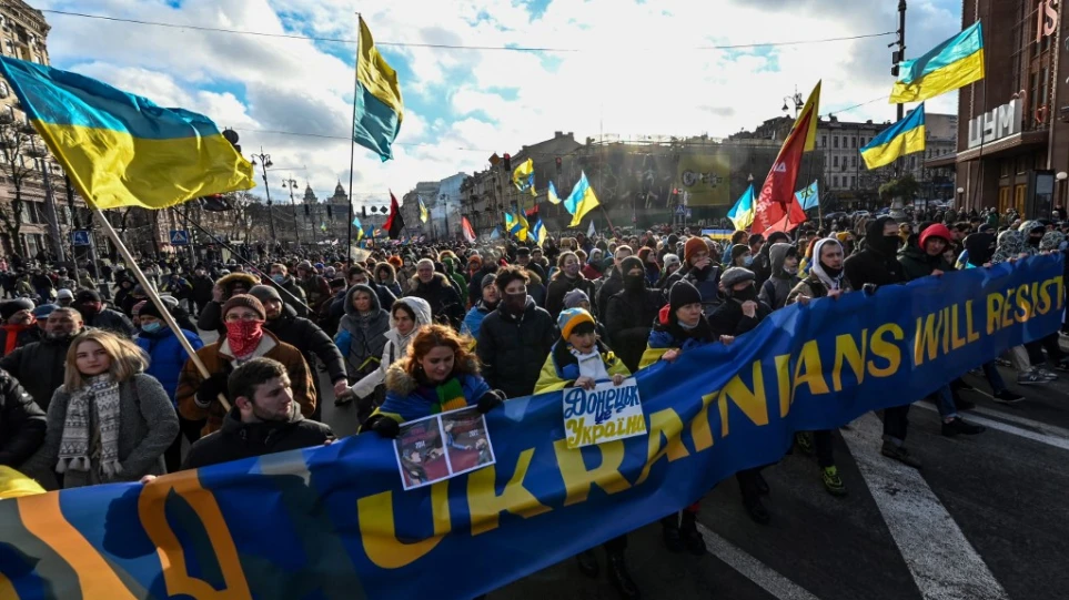 Ukrainasit ngrenë flamurin e tyre në të gjithë vendin: Nuk kemi frikë nga askush