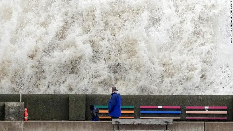 Meteorologët britanik lëshojnë alarmin e kuq: Stuhia Eunice kërcënon jetën e banorëve