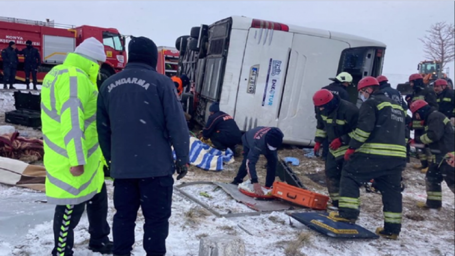 Përmbyset autobusi, vdesin 5 persona dhe plagosen 26 të tjerë