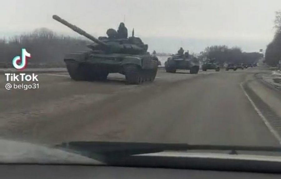 VIDEO/ ‘Me shkronjën Z’, Rusia bën lëvizjen e radhës: 200 tanke të blinduara drejt ... 