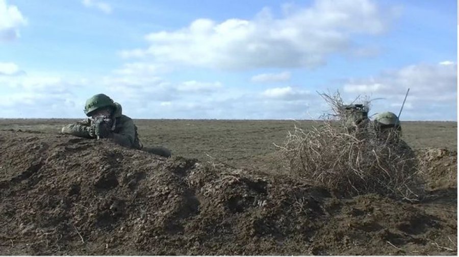 Tentuan të kalojnë kufirin, vriten 5 ushtarë ukrainas