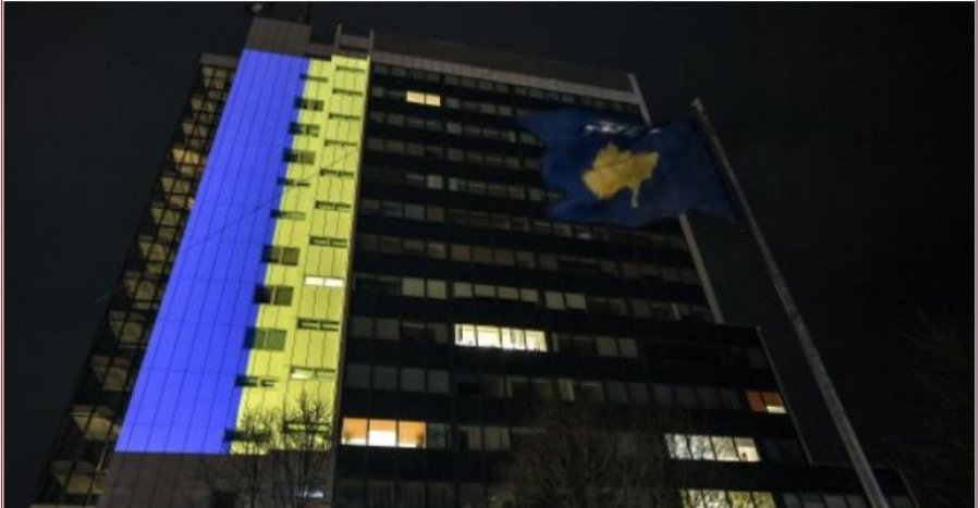 Kosova solidarizohet me Ukrainën/ Ndërtesa e qeverisë ndriçohet me flamurin verdhë e blu