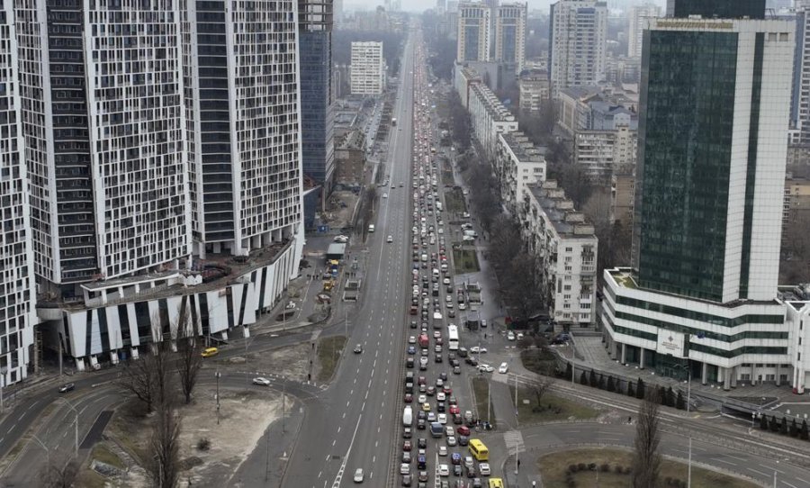 Shqetësim, heshtje mes ukrainasve, teksa në vend hyjnë trupat ruse - ME FOTO